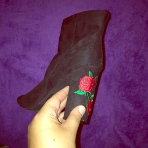 .Super cute open toe boots rose designs on heel